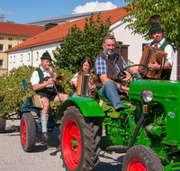 fileadmin/roha/images_galerie/kulinarisch/Wieninger/WIENINGER-HOPF-FEST-2006-1506-01-D-roha-Wieninger-Hopfenzupferfest.png