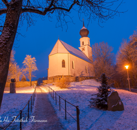 fileadmin/roha/images_galerie/orte_landschaft/Ainring/AINR-WIN-0004-D-roha-Ainring-Winter-Kirche-Nacht.png