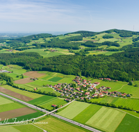 fileadmin/roha/images_galerie/orte_landschaft/Anger/Aufham/AUF-FLUG-0001-D-roha-Aufham-Flugaufnahme-Autobahn-Fruehling-Anger.png