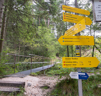 fileadmin/roha/images_galerie/orte_landschaft/Bayerisch-Gmain/BAY-GM-SPEIK-0008-1599-D-roha-Bayerisch-Gmain-Weissbach-Speik-Wanderweg-Schild-Steg.png