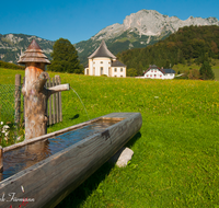 fileadmin/roha/Interessantes-in-Kurzform/ab-4-2021/BGD-ETTENB-0013-D-roha-Berchtesgaden-Ettenberg-Kirche-Untersberg-Landwirtschaft-Brunnen.png