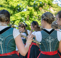 fileadmin/roha/images_galerie/musik/Blasmusik/Teisendorf-Neukirchen-Weildorf/BR-GAUFEST-TEIS-2023-2-1731-2-D-roha-Tracht-Gaufest-Teisendorf-Standkonzert-Musikkapelle.png