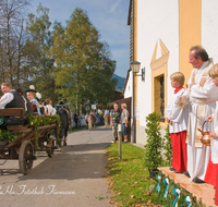 fileadmin/roha/images_galerie/brauchtum/Leonhardiritt/Inzell/BR-PFRI-INZ-0043-D-roha-Brauchtum-Pferdeumritt-Inzell-Michaeliritt-Pferd-Reiter-Pfarrer.png