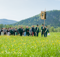 fileadmin/roha/images_galerie/brauchtum/Tracht/Trachtenwallfahrt_Raiten/BR-TRACH-WALL-RAI-0004-D-roha-Tracht-Trachtenwallfahrt-Raiten-Chiemgau-Alpenverband-Blumenwiese.png