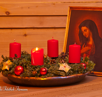 fileadmin/roha/images_galerie/brauchtum/Weihnachten/BR-WEIH-ADV-0011-D-roha-Brauchtum-Weihnachten-Advent-Frauentragen-Ikone-Marienbildnis-Adventskranz-Kerzen.png