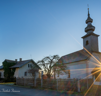 fileadmin/roha/images_galerie/orte_landschaft/Saaldorf/SAAL-MOOS-SON-AU-0001-0835-D-roha-Saaldorf-Sonnenaufgang-Moosen-Kirche.png