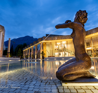 fileadmin/roha/images_galerie/orte_landschaft/Bad_Reichenhall/BAD-REI-KURGAZE-0001-0-01-D-roha-Bad-Reichenhall-Kurgastzentrum-Brunnen-Bronzefigur.png