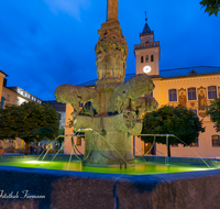 fileadmin/roha/images_galerie/orte_landschaft/Bad_Reichenhall/BAD-REI-RATH-0017-D-roha-Bad-Reichenhall-Rathaus-Platz-Wittelsbacher-Brunnen-Nacht.png