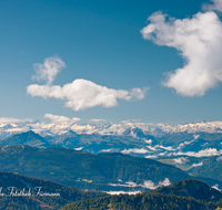 fileadmin/roha/images_galerie/orte_landschaft/Bergen/BERG-HOCHF-0005-D-roha-Bergen-Hochfelln-Panorama-Alpenhauptkamm.png