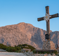 fileadmin/roha/images_galerie/orte_landschaft/Berchtesgaden/Kehlstein/BGD-KE-0009-9-D-roha-Berchtesgaden-Kehlstein-Gipfelkreuz-Edelweiss.png