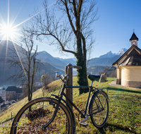 fileadmin/roha/images_galerie/stimmung-Sonne/BGD-KIRCHL-KAP-0043-D-roha-Berchtesgaden-Kirchleitn-Kapelle-Watzmann-Fahrrad-Sonne.png