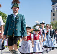 fileadmin/roha/images_galerie/orte_landschaft/Ainring/Trachtenfest/BR-FEST-FELDK-TRACH-2019-08-18-1138-04-D-roha-Brauchtum-Fest-Feldkirchen-Trachtenverein-Ainring-Festzug.png