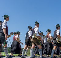 fileadmin/roha/images_galerie/orte_landschaft/Teisendorf/Neukirchen/Trachtenfest-Neukirchen-2019/BR-FEST-NEUK-TRACH-2019-08-11-1213-02-D-roha-Brauchtum-Fest-Neukirchen-Trachtenverein-Festzug.png