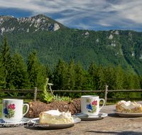 fileadmin/roha/images_galerie/kulinarisch/INZ-BAECK-ALM-GAS-0002-D-roha-Inzell-Baeckeralm-Zwiesel-Zaun-Kaffee-Kuchen-Tasse.png