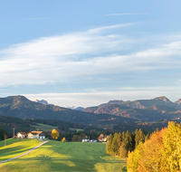 fileadmin/roha/images_galerie/Hintergrund-Download/1920x1080_-_Handy/LANDS-NEUK-CHIE-0001-D-roha-Landschaft-Neukirchen-Chiemgau-Berge-Herbst.png