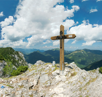 fileadmin/roha/images_galerie/orte_landschaft/Ruhpolding/RUH-HOERNDL-0001-D-P-roha-Ruhpolding-Hoerndlwand-Gipfel-Kreuz.png