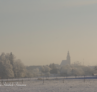 fileadmin/roha/images_galerie/Winter/STIM-WEIL-WI-0001-D-roha-Stimmung-Weildorf-Teisendorf-Winter-Raureif-Sonne.png