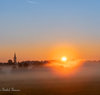 fileadmin/roha/images_galerie/orte_landschaft/Teisendorf/TEI-SA-0003-0641-01-D-roha-Teisendorf-Sonnenaufgang-Kirche.png