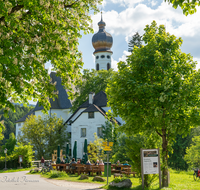 fileadmin/roha/images_galerie/orte_landschaft/Anger/Hoeglwoerth/AN-HOE-0097-A-10-D-roha-Anger-Hoeglwoerth-Kloster-Torhaus-Kastanie.png