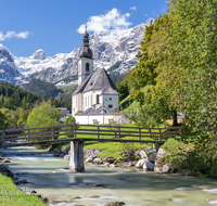 fileadmin/roha/images_galerie/orte_landschaft/Berchtesgaden/Ramsau/BGD-RA-0028-06-D-roha-Berchtesgaden-Ramsau-Kirche-Zwiebelturm-Reiter-Alpe-Ramsauer-Ache-Wasser-Steg.png