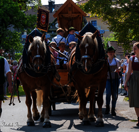 fileadmin/roha/images_galerie/brauchtum/Leonhardiritt/Holzhausen_01/Holzhausen-Ritt-2023/BR-PFRI-HOLZ-2023-1012-2-D-roha-Brauchtum-Leonhardiritt-Holzhausen-Teisendorf.png