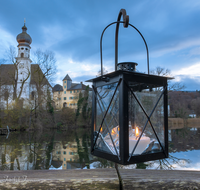 fileadmin/roha/images_galerie/brauchtum/Weihnachten-Laternenzauber-Anger/BR-WEIH-HOE-LA-2022-11-26-1546-D-roha-Brauchtum-Weihnachten-Hoeglwoerth-See-Laternenzauber.png