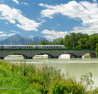 fileadmin/roha/images_galerie/orte_landschaft/Freilassing/FREIL-EISENB-0-0001-D-roha-Freilassing-Zug-Eisenbahn-Bruecke-Hoch-Staufen-Zwiesel-Saalach.png