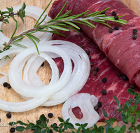 fileadmin/roha/images_galerie/kulinarisch/GAS-FLEISCH-RIND-0017-D-roha-Fleisch-Metzgerei-Roulade-Zwiebel-Rind-Kraeuter.png