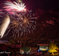 fileadmin/roha/images_galerie/musik/klassisch/MU-KL-PHIL-THUMS-2019-2209-01-D-M-roha-Musik-klassisch-Philharmonie-Bad-Reichenhall-Thumsee-brennt-Feuerwerk.png