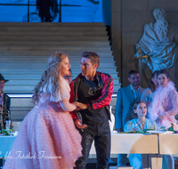 fileadmin/roha/images_galerie/orte_landschaft/Salzburg/Jedermann/2017/SA-KU-JEDERM-2017-2145-01-D-roha-Salzburg-Festspiele-Jedermann-Theater-Buhlschaft-Reinsperger-Gsell-Koffler.png