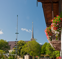 fileadmin/roha/images_galerie/orte_landschaft/Teisendorf/Oberteisendorf/TEI-OB-0001-1-D-roha-Teisendorf-Oberteisendorf-Kirche-Blumenschmuck-Balkon.png