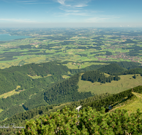 fileadmin/roha/images_galerie/orte_landschaft/Bergen/BERG-HOCHF-0004-0-3-D-roha-Bergen-Hochfelln-Gipfel-Panorama-Chiemsee.png