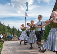 fileadmin/roha/images_galerie/brauchtum/Tracht/BR-ALMM-STEIN-ALM-1400-03-D-roha-Brauchtum-Almmesse-Piding-Steineralm-Trachtenverein-Anger-Hoeglwoerth-Zwoasteirer_01.png