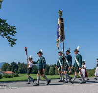 fileadmin/roha/images_galerie/orte_landschaft/Teisendorf/Neukirchen/Trachtenfest-Neukirchen-2019/BR-FEST-NEUK-TRACH-2019-08-11-1201-01-D-roha-Brauchtum-Fest-Neukirchen-Trachtenverein-Festzug.png