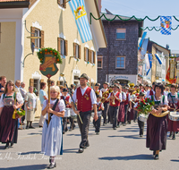 fileadmin/roha/images_galerie/musik/Blasmusik/Teisendorf-Neukirchen-Weildorf/MU-BLA-TEI-MA-0001-D-roha-Musik-Blasmusik-Musikkapelle-Teisendorf-Marktstrasse-Festzug.png