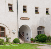 fileadmin/roha/images_galerie/orte_landschaft/Tittmoning/TITTM-BURG-0020-D-roha-Tittmoning-Burg-Mauer-Fenster-Heimatmurseum-Innenhof.png