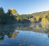 fileadmin/roha/images_galerie/orte_landschaft/Anger/Hoeglwoerth/AN-HOE-0054-A-D-roha-Anger-Hoeglwoerth-See-Herbst.png