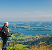 fileadmin/roha/images_galerie/orte_landschaft/Aschau/ASCHAU-KAMP-WAN-0001-D-roha-Aschau-Kampenwand-Chiemsee-Wanderer.png