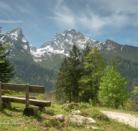 fileadmin/roha/images_galerie/orte_landschaft/Berchtesgaden/Watzmann/BGD-WATZ-0027-0-12-D-roha-Berchtesgaden-Watzmann-Gipfel-Bank-Weg.png