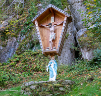 fileadmin/roha/images_galerie/kirche_religion/Bad_Reichenhall/KKKM-BAD-REI-PANK-0004-D-roha-Wegkreuz-Karlstein-Bad-Reichenhall-Pankraz-Maria.png