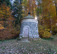 fileadmin/roha/images_galerie/orte_landschaft/Siegsdorf/KKKM-SIEG-KRESS-0002-D-roha-Kapelle-Siegsdorf-Kressenberg-Pulverturm.png