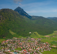 fileadmin/roha/images_galerie/orte_landschaft/Piding/PID-FLUG-0001-D-E-roha-Piding-Flugaufnahme-Fuderheuberg-Hochstaufen-Fruehling.png