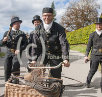 fileadmin/roha/images_galerie/orte_landschaft/Piding/Piding-Feste-Theater-usw/PID-KAMIN-1407-02-D-roha-Piding-Aktion-Kaminkehrer-Zylinder-Fahrrad.jpg