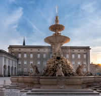 fileadmin/roha/images_galerie/orte_landschaft/Salzburg/Residenz-Kapitel-Mozartplatz/SA-RESID-PLA-SO-0001-D-roha-Salzburg-Residenz-Platz-Brunnen-Dom-Sonnenuntergang.png