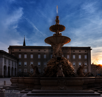 fileadmin/roha/images_galerie/orte_landschaft/Salzburg/Residenz-Kapitel-Mozartplatz/SA-RESID-PLA-SO-0001-D-roha-Salzburg-Residenz-Platz-Brunnen-Dom-Sonnenuntergang.png