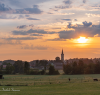 fileadmin/roha/images_galerie/orte_landschaft/Teisendorf/TEI-SA-0001-0639-D-roha-Teisendorf-Sonnenaufgang-Kirche.png