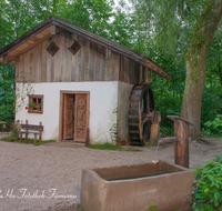 fileadmin/roha/images_galerie/orte_landschaft/Ainring/Theater/AINR-THEAT-0000-002-D-roha-Ainring-Theater-Dorfpark-Grenzland-Buehne.png