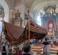 fileadmin/roha/images_galerie/brauchtum/Erntedank-Drischleg/BR-FRON-TEI-KIR-0051-2019-1032-01-D-roha-Brauchtum-Teisendorf-Kirche-Fronleichnam.png