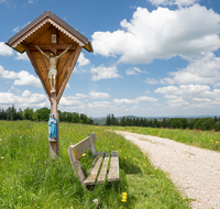 fileadmin/roha/Interessantes-in-Kurzform/ab-5-2023/KKKM-NEUK-SCHWARZ-0011-D-roha-Wegkreuz-Neukirchen-Schwarzenberg-Bank.png