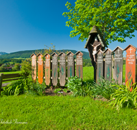 fileadmin/roha/images_galerie/kirche_religion/Teisendorf/KKKM-TEIS-SCHOED-0011-D-roha-Wegkreuz-Teisendorf-Schoedling-Totenbretter-Baum-Bank-Hochstaufen-Teisenberg.png